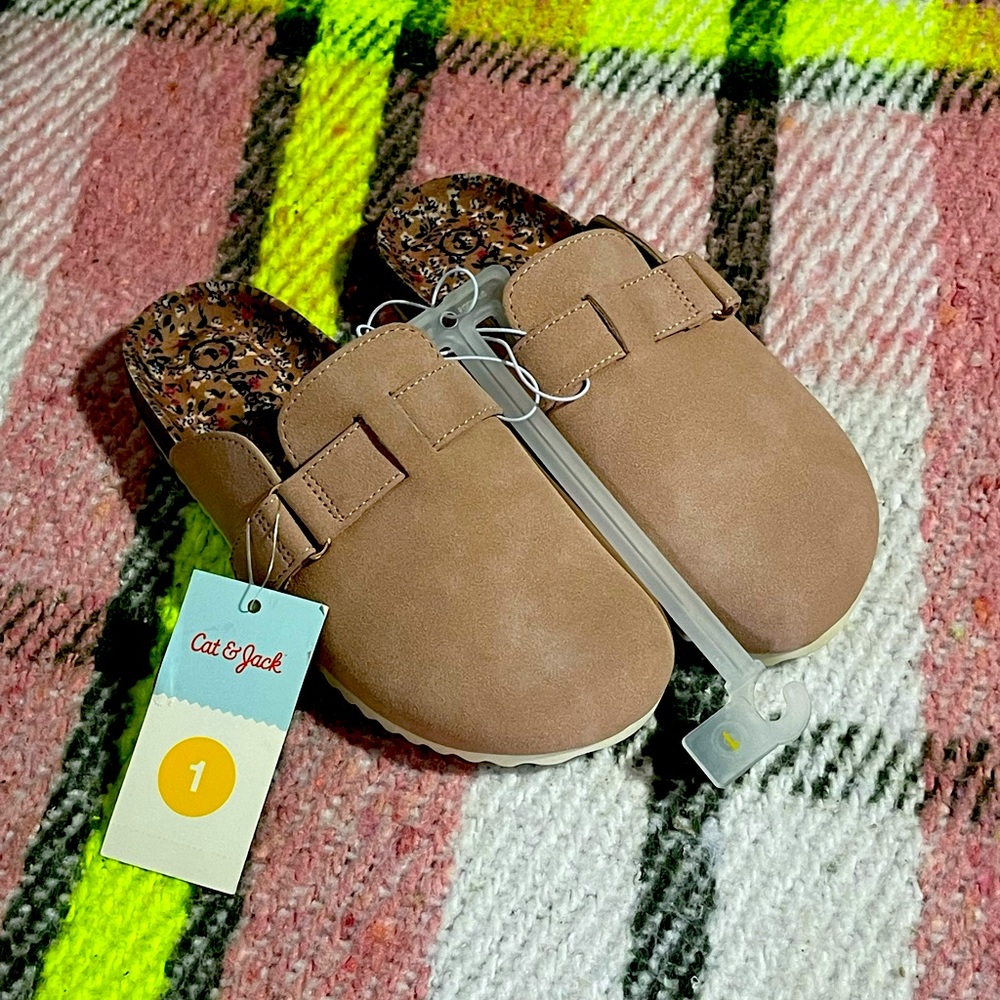 Brand new slippers!!! All on sales all must go on good prices!!!